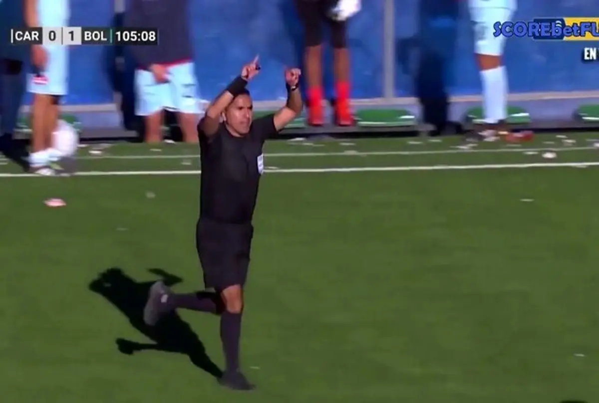 حرکت عجیب یک داور در اعلام پنالتی