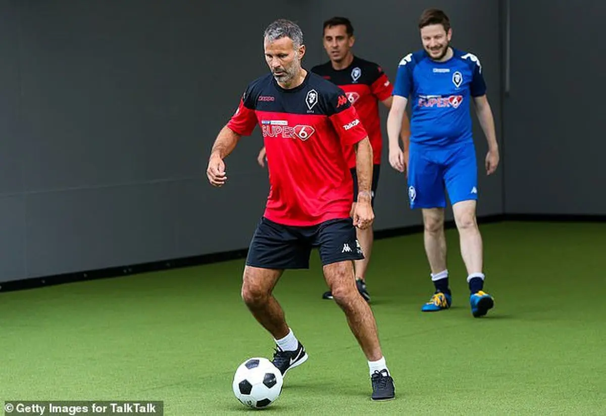 گیگز: پوگبا را باید در تمرین‌ها با لگد زد!