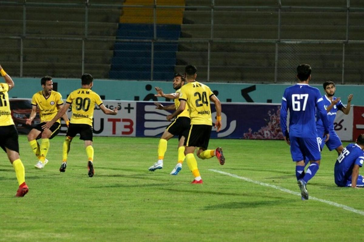 تجربه کمالوند جلوی پرسپولیس به ما کمک میکند