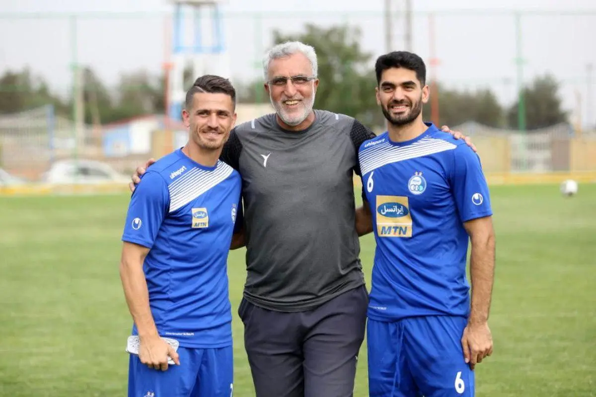 فرکی در محاصره شاگردان سابق