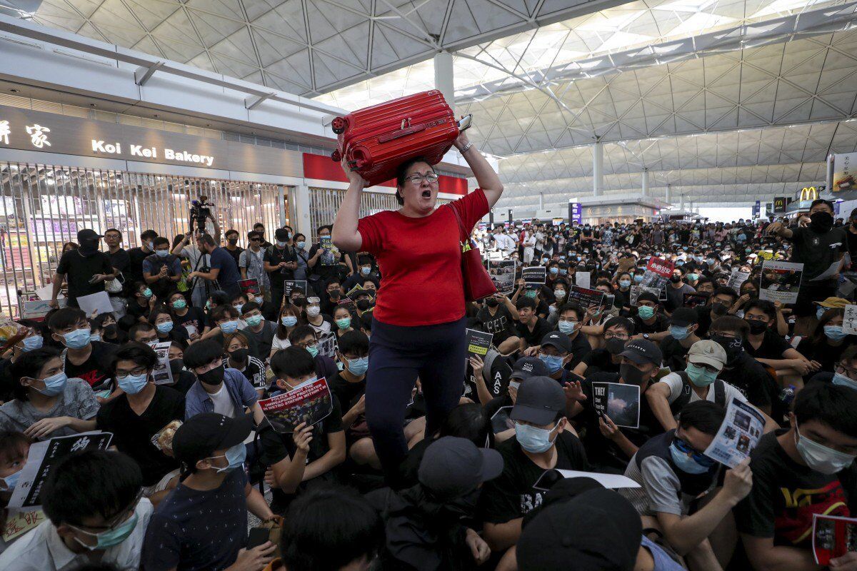 تجمع دوباره معترضان در فرودگاه، تلاش چین برای آرامش هنگ کنگ