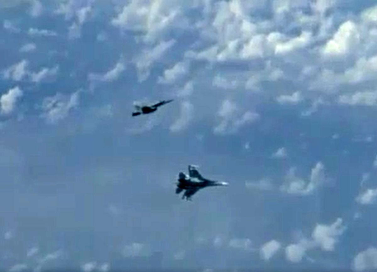 تعقیب هواپیمای وزیر دفاع روسیه توسط جنگنده اف 18 ناتو