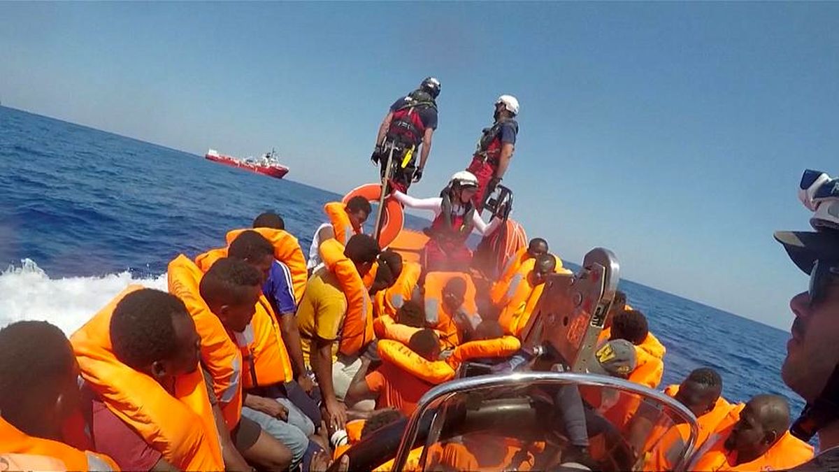 سرگردانی ۵۰۷ مهاجر در دو کشتی نجات