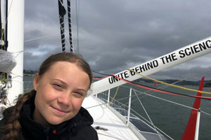 دختر ۱۶ ساله با قایق خورشیدی از بندر پلیموت به نیویورک می‌رود