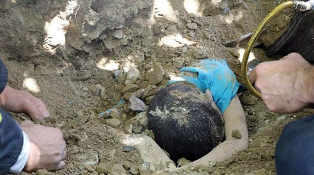 مرگ دلخراش کودک زیر خاک های کامیون در هفت تیر مشهد