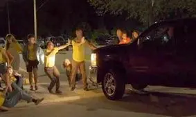 حمله وحشیانه با خودرو به میان جمعیت معترضان در آمریکا