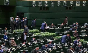 اظهارات تند نماینده یزد: در مجلس را ببندید مردم بدانند مجلس ندارند/لاریجانی: این اجازه را رهبری دادند این را که دیگر نباید ایراد بگیرید