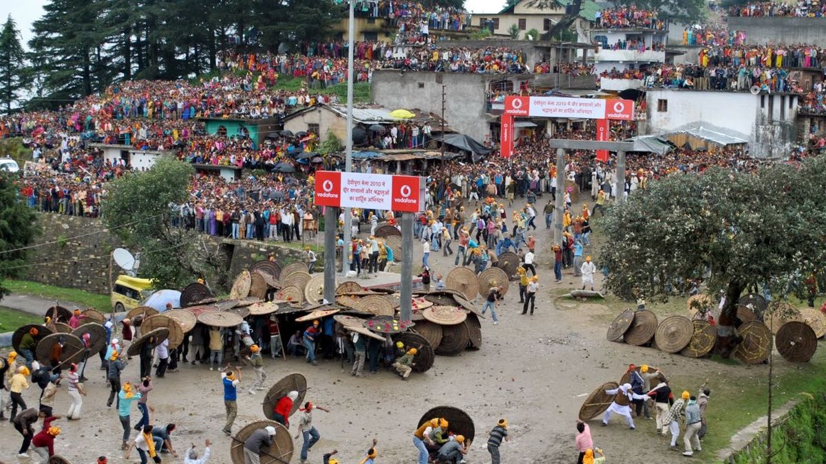 فیلم| جشنواره عجیب پرتاب سنگ در هند بیش از ۱۰۰ زخمی برجای گذاشت!