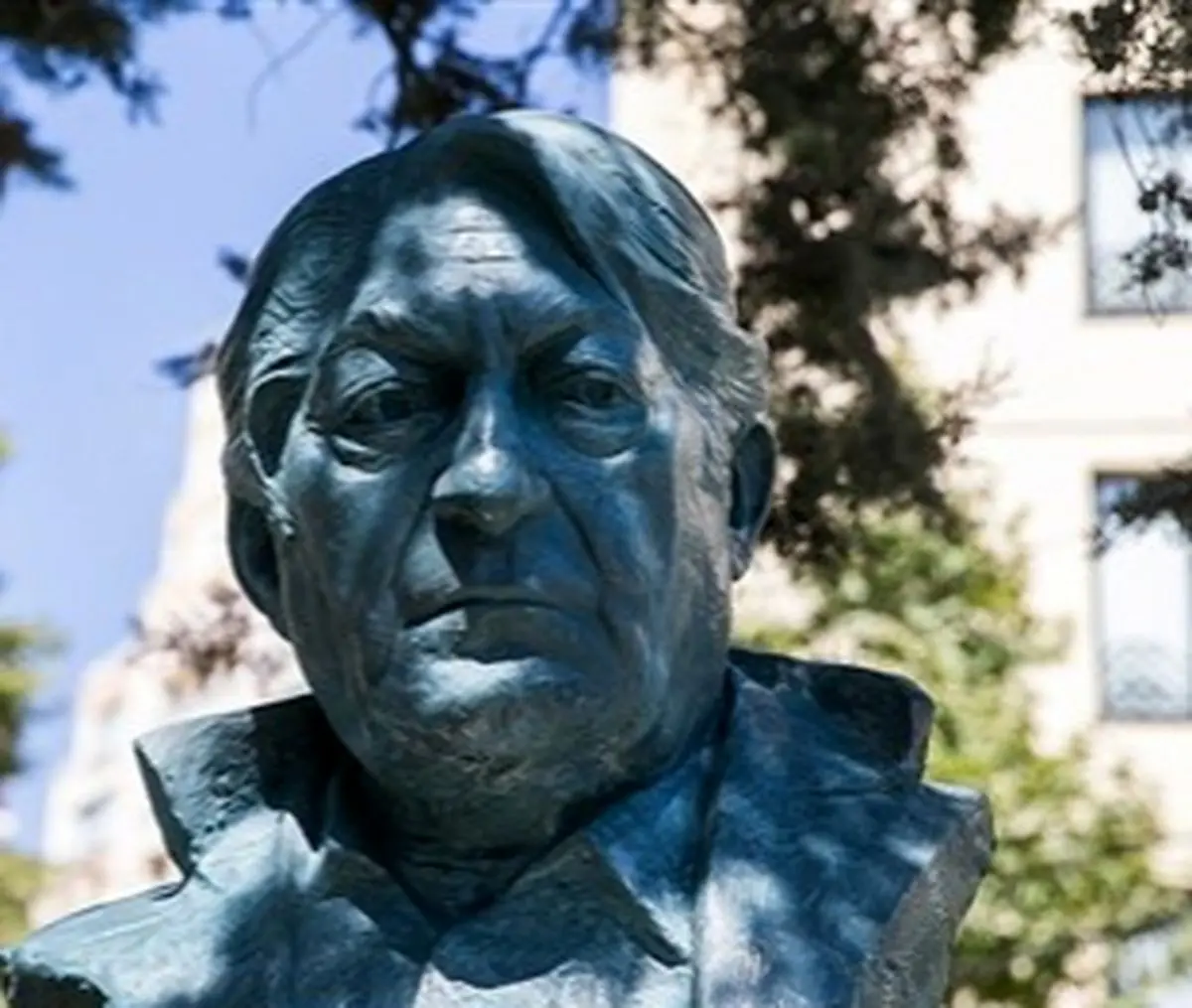 سردیس عزت‌الله انتظامی رونمایی شد