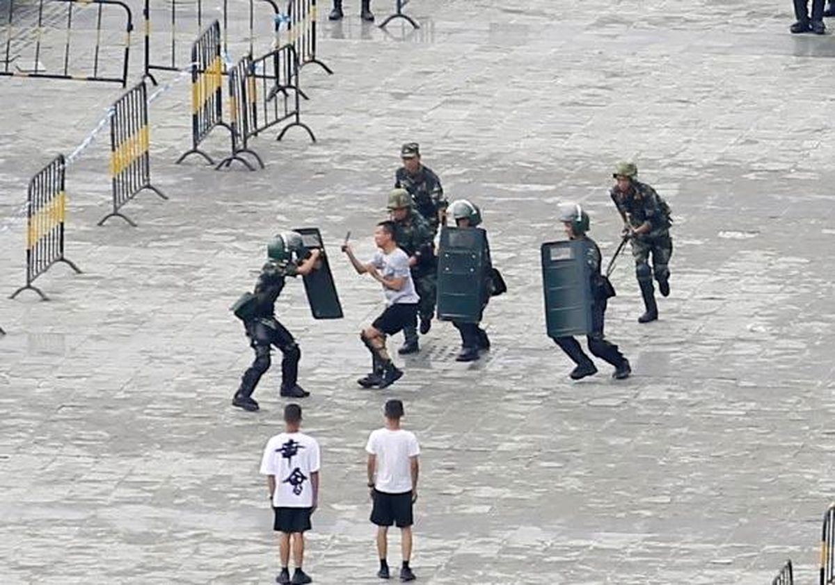 عکس/ سلاح وحشتناک پلیس چین برای سرکوب معترضان هنگ کنگی