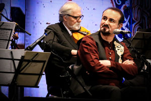 عبدالحسین مختاباد خواننده موسیقی سنتی ایران تازه‌ترین کنسرت خود را روی صحنه می‌برد