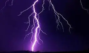 برخورد صاعقه وحشتناک با ۸ مرد در لارستان!