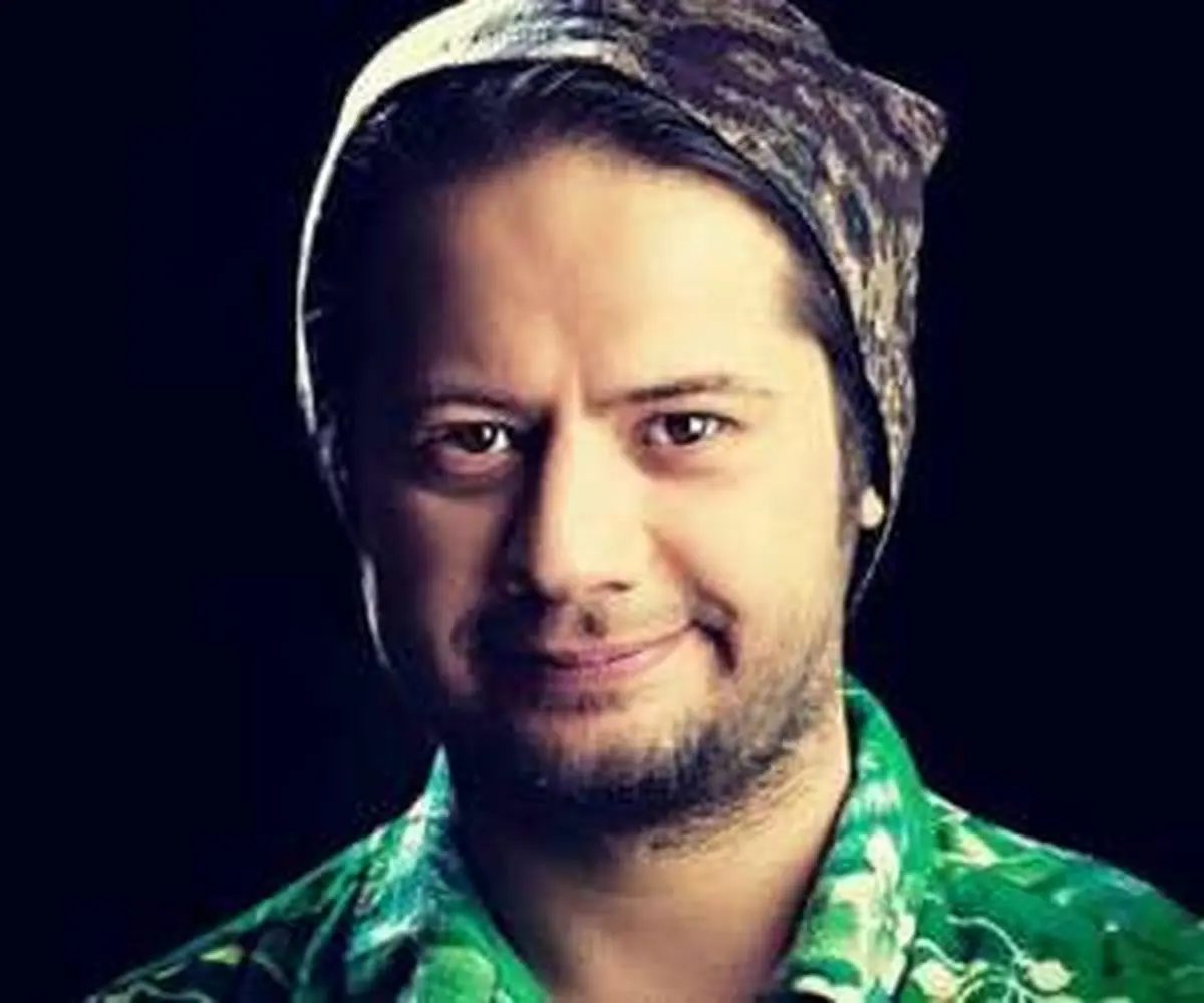 عکس| علی صادقی در کنار پدر و مادر و خواهرش