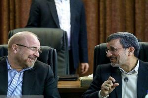 احمدی نژاد و قالیباف، دو قطب مثبت و منفی/ کدام یک از اصول خود کوتاه می‌آید؟