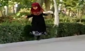 دختر شهید مدافع حرم فال می‌فروشد