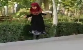 دختر شهید مدافع حرم فال می‌فروشد