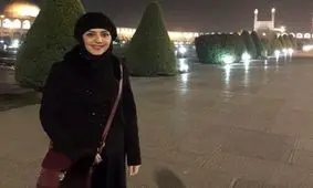 لیلا برخورداری با پوشش چادر به همراه خیرابی در حرم امام رضا(ع) +عکس