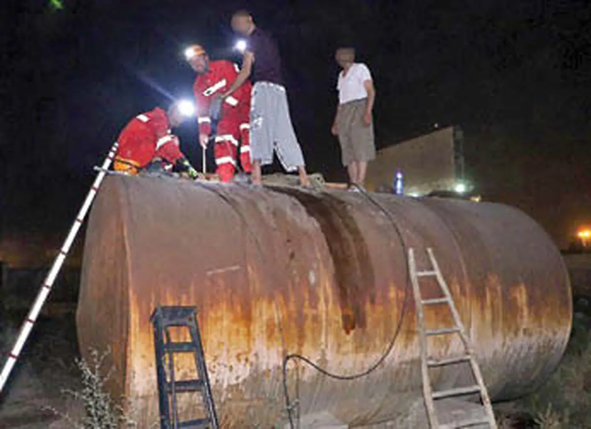 نجات معجزه آسای ۴ نفر از داخل مخزن گازوئیل