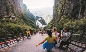 فیلم| خیز به سوی معبد «تیان من شان» در ارتفاع 7400 متری با موتور