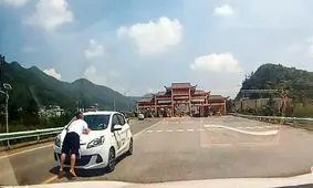 انتقام‌گیری عجیب زن چینی از همسرش / سه مایل رانندگی حین آویزان بودن شوهر از کاپوت ماشین