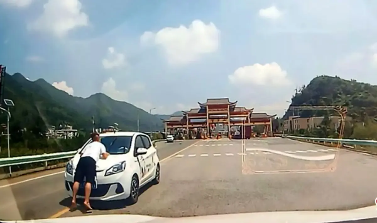 انتقام‌گیری عجیب زن چینی از همسرش / سه مایل رانندگی حین آویزان بودن شوهر از کاپوت ماشین