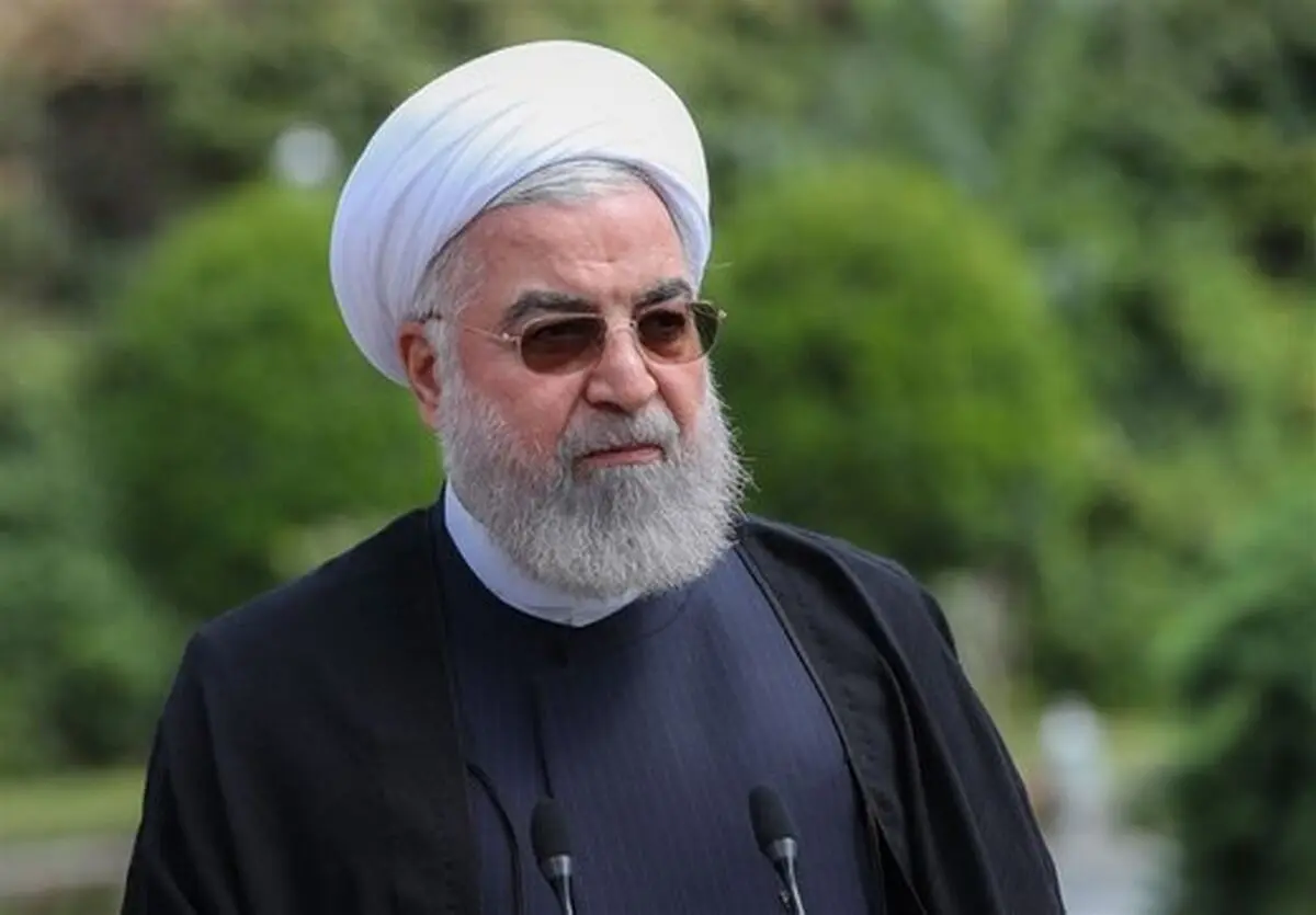 عکس یادگاری روحانی با خبرنگاران در حیاط پاستور