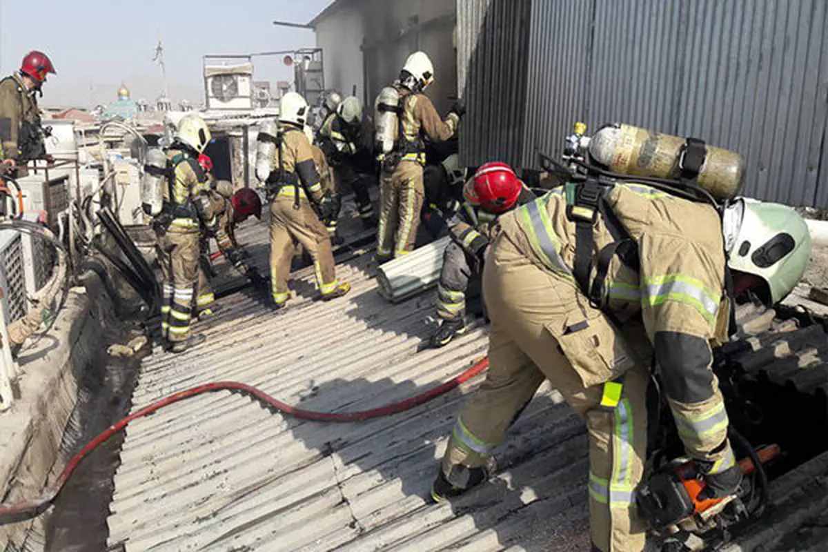 آتش سوزی در یک پاساژ تجاری بازار تهران/ ۳۰ نفر نجات یافتند