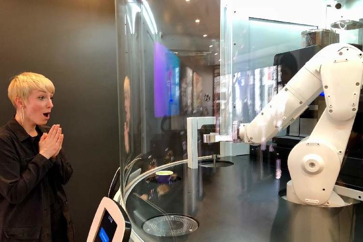 نخستین کافه جهان بر پایه هوش مصنوعی که با شناسایی چهره مشتریان به آن ها سرویس می‌دهد