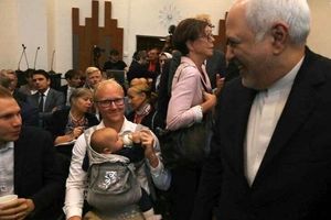 فیلم| شیردادن یک محقق سوئدی در جریان دیدار با ظریف و همچنین شیر دادن رئیس پارلمان نیوزلند به نوزاد یکی از نمایندگان!