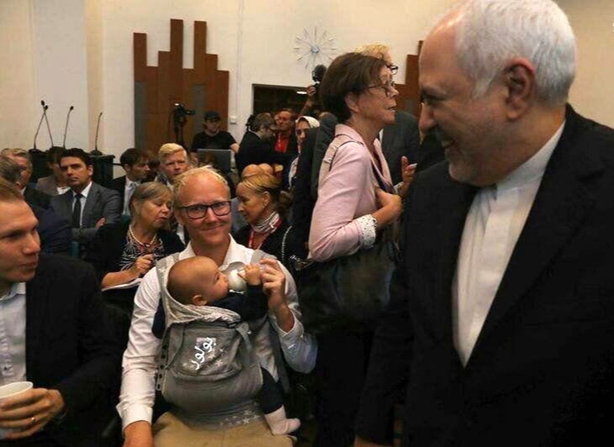 فیلم| شیردادن یک محقق سوئدی در جریان دیدار با ظریف و همچنین شیر دادن رئیس پارلمان نیوزلند به نوزاد یکی از نمایندگان!