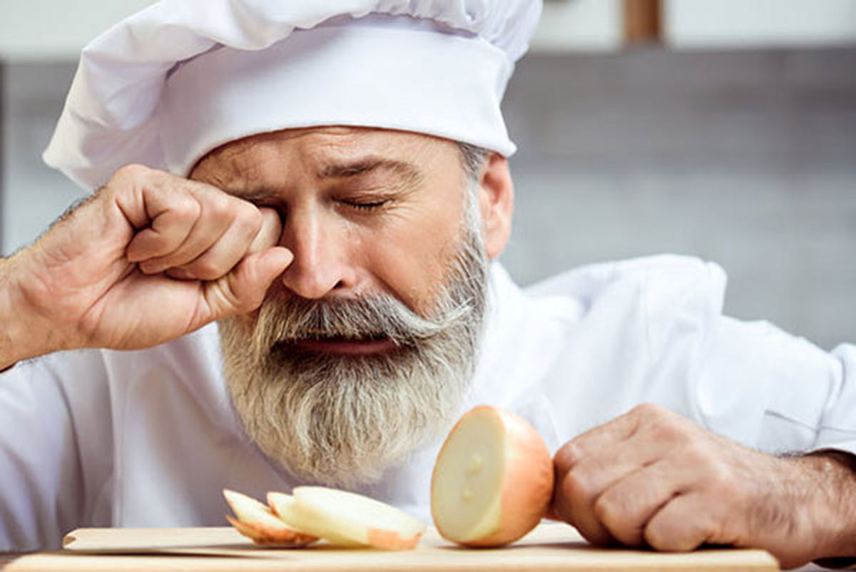چرا پیاز باعث میشود اشک چشم جاری شود؟