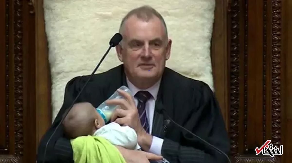 پای یک نوزاد شیرخوار به مجلس نیوزیلند باز شد