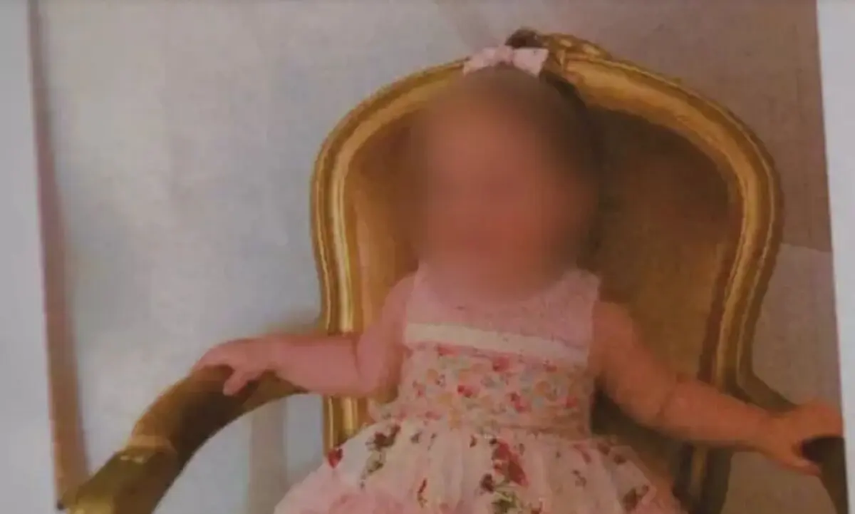  ۱۸ ماه زندان برای والدینی که دختر خردسالشان را مجبور به گیاهخواری کرده بودند / کودکی که واکسینه نشده و از فرط سوء‌تغذیه دندان ندارد