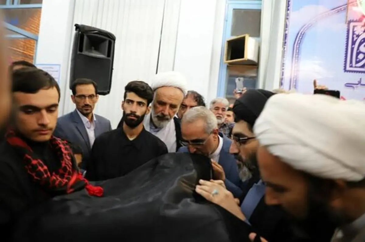 رونمایی از پرچم اولین هیات عزاداری خرم آبادی‌ها در کربلا