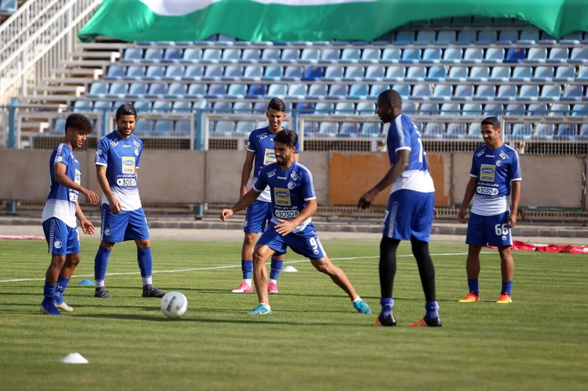 گرم کردن بازیکنان استقلال برای دیدار با ماشین‌سازی