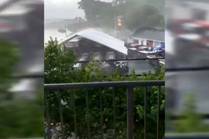 فیلم| باد شدید در ایالت کارولینای جنوبی آمریکا، کارگر رستورانی را با خود به آسمان برد