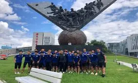 قطبی در کنار مجسمه افتخار فوتبال چین