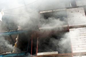 نجات دو کارگر گرفتار در حریق ساختمان در حال احداث