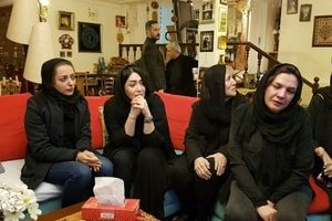 فیلم / حال و هوای خانه مرحوم " علی معلم " با حضور هنرمندان