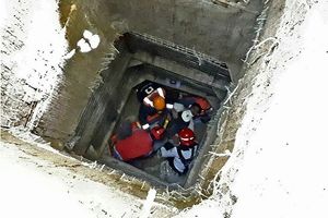 عملیات موفقیت آمیز آتشنشانان برای نجات کارگر گرفتار در حفره 10متری +تصاویر