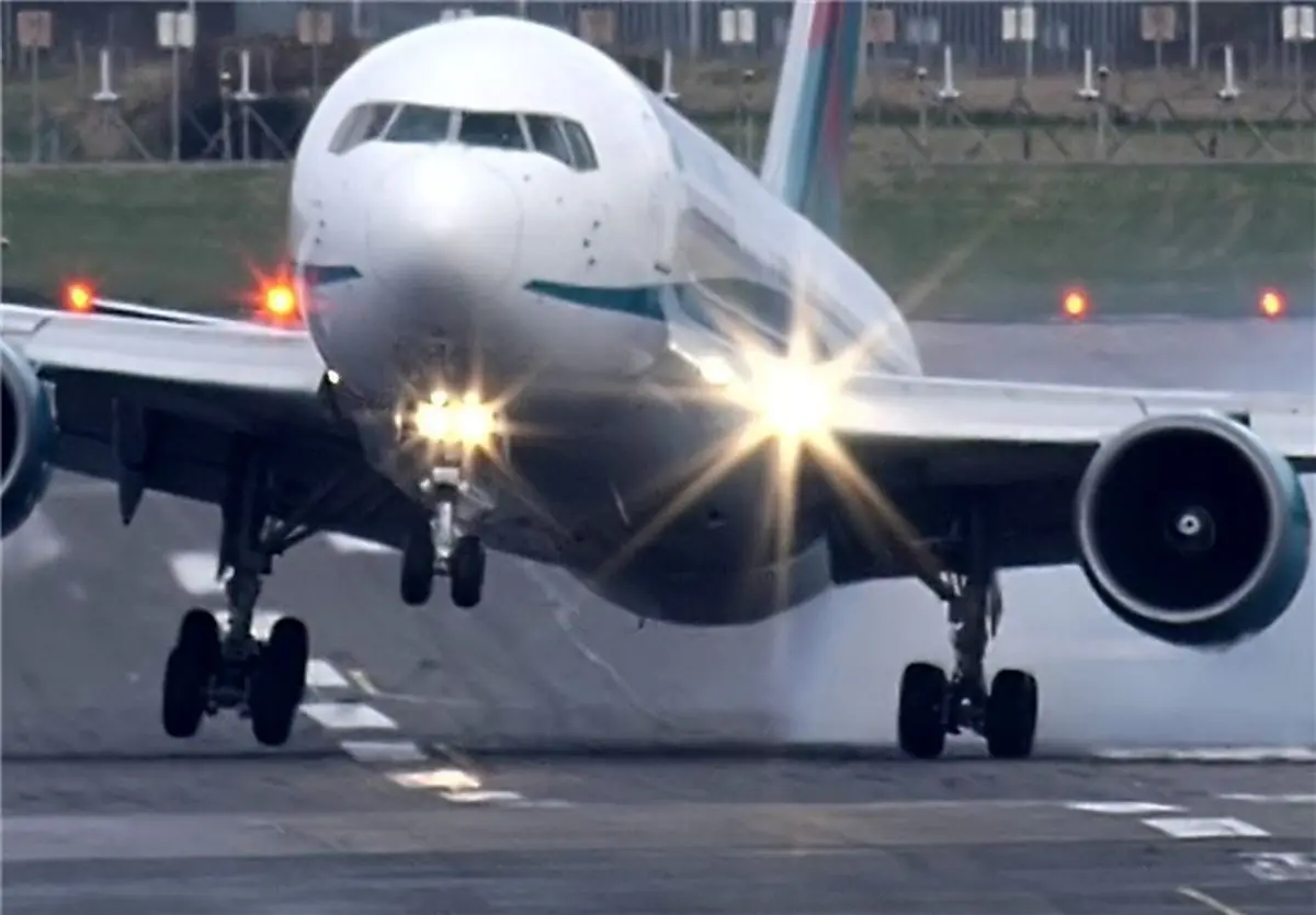 فرود یک هواپیمای ایرانی در محل برگزاری اجلاس گروه هفت