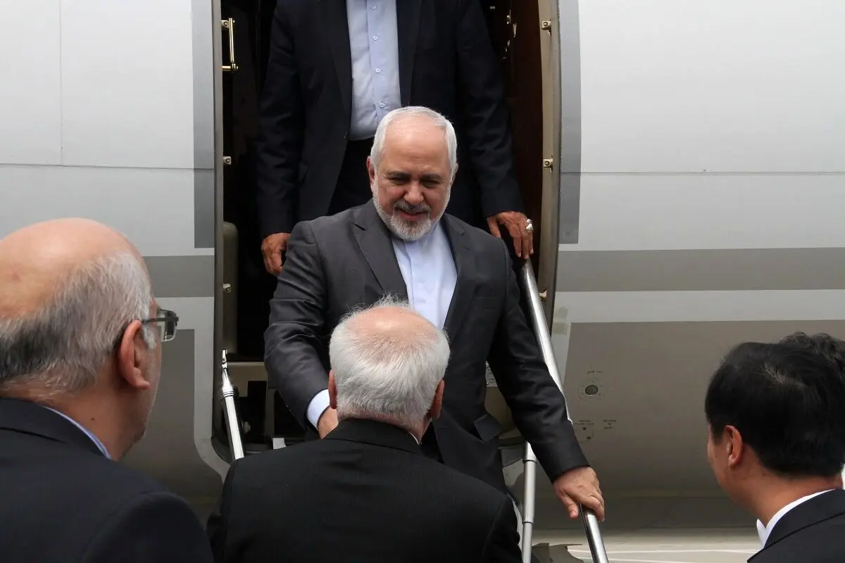ظریف در صدر هیاتی وارد فرودگاه پکن شد