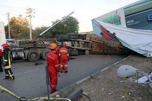 بازگشایی جاده مشهد به چناران با تلاش ۸ ساعت آتش نشانان +تصاویر