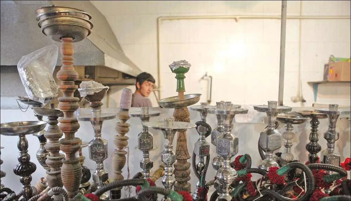 گزارشی از جوان‌هایی که در سفره‌خانه‌های سنتی وظیفه‌ای عجیب برعهده دارند؛ «قلیان چاق‌کنی»!