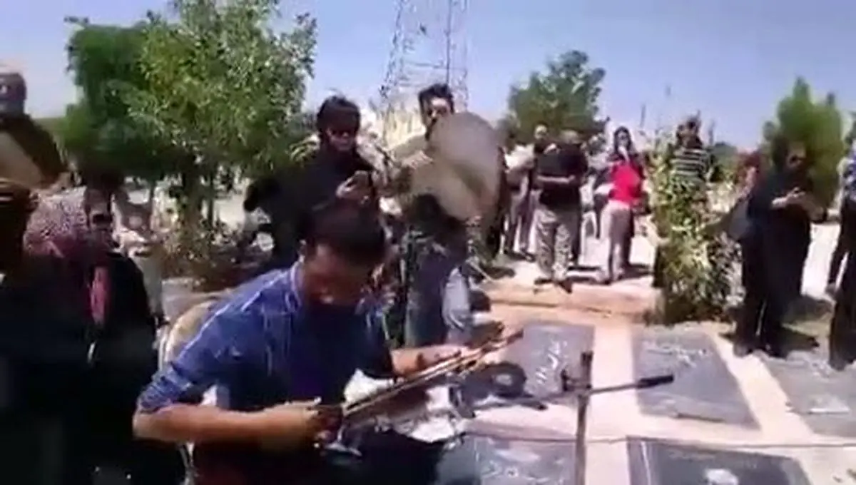 آیا دوست دارید در مراسم ختم دست و سوت زده شود؟ / نظر بدهید