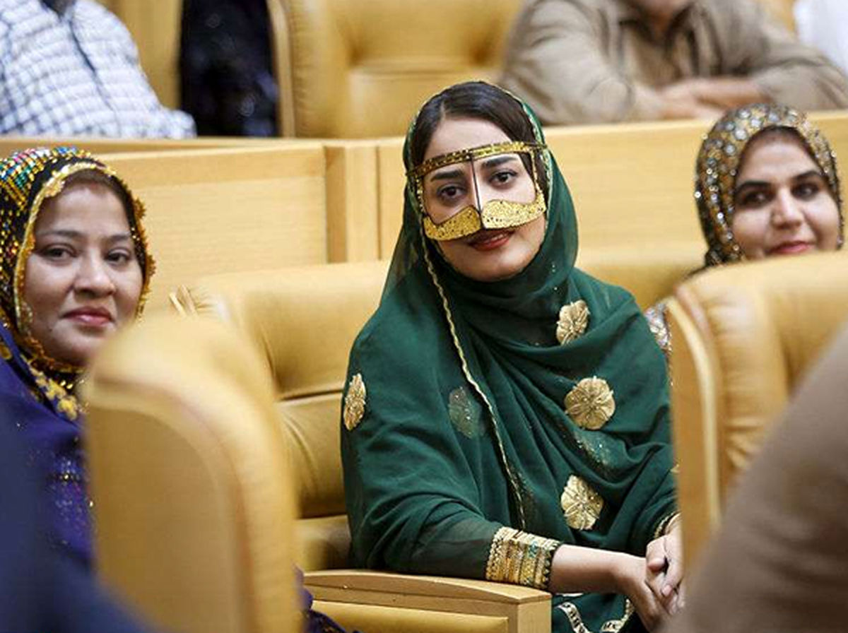 کیهان: بانوان بدپوشش در مراسم رسمی سخنرانی رئیس‌جمهور چه می‌کنند؟