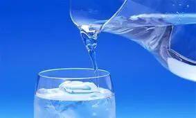 ۷ فایده نوشیدن آب گرم