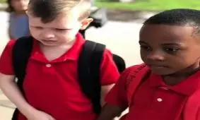 زیباترین دلداری دنیا در روز اول مدرسه ثبت شد / درمان اوتیسم با داروی مهربانی