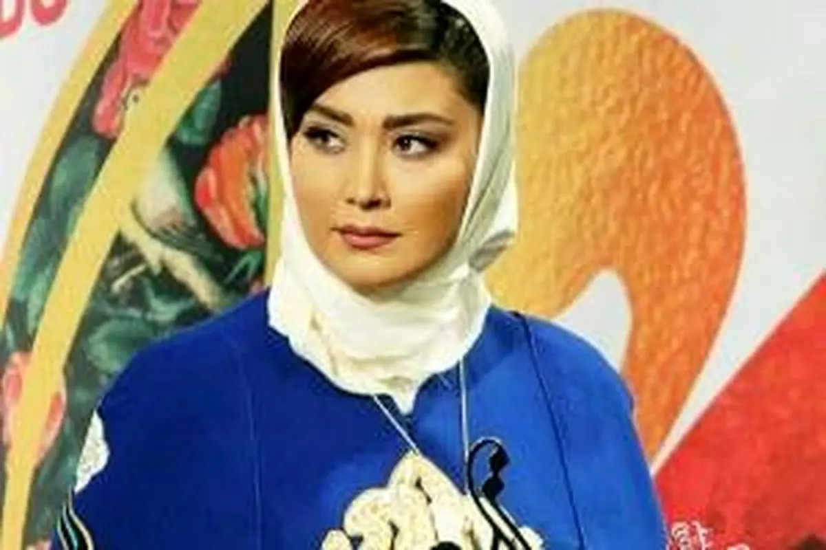 خانم بازیگر 30 ساله در کنار ماشین گرانقیمتش