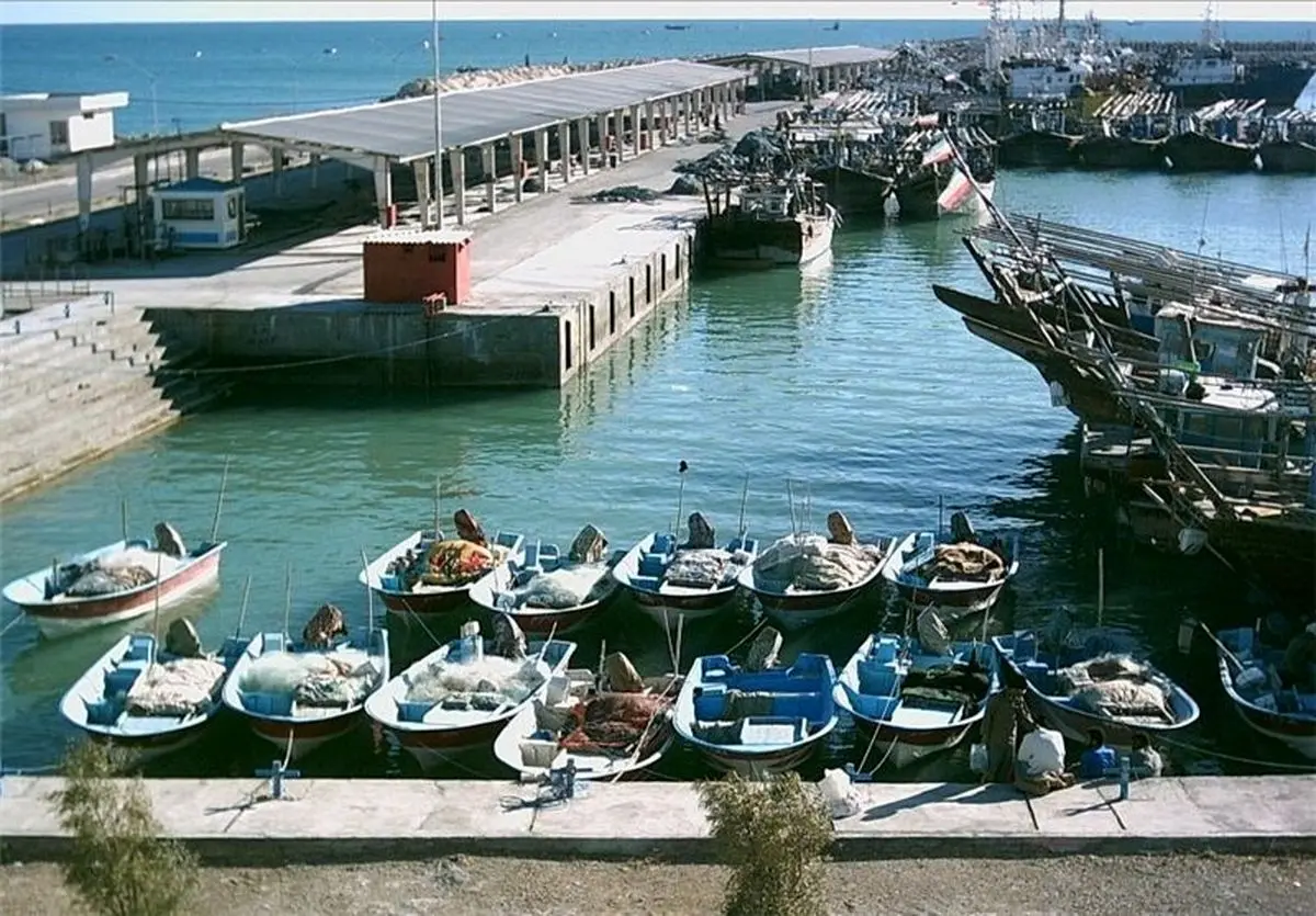 آتش‌سوزی 3 شناور در اسکله صیادی عسلویه